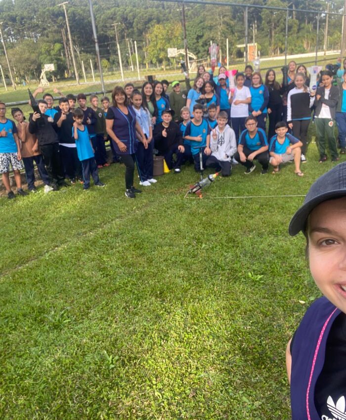 Alunos da Escola Guita Federmann aplicam conceitos de física em lançamento de foguetes