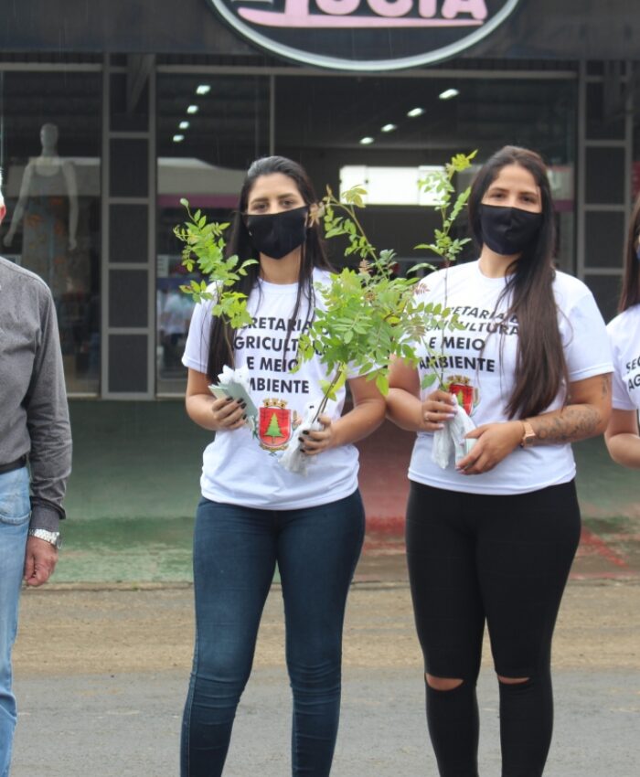 AGRICULTURA DE TRÊS BARRAS REALIZA ENTREGA DE MUDAS DE ÁRVORES NO CENTRO DO MUNICÍPIO E SÃO CRISTÓVÃO