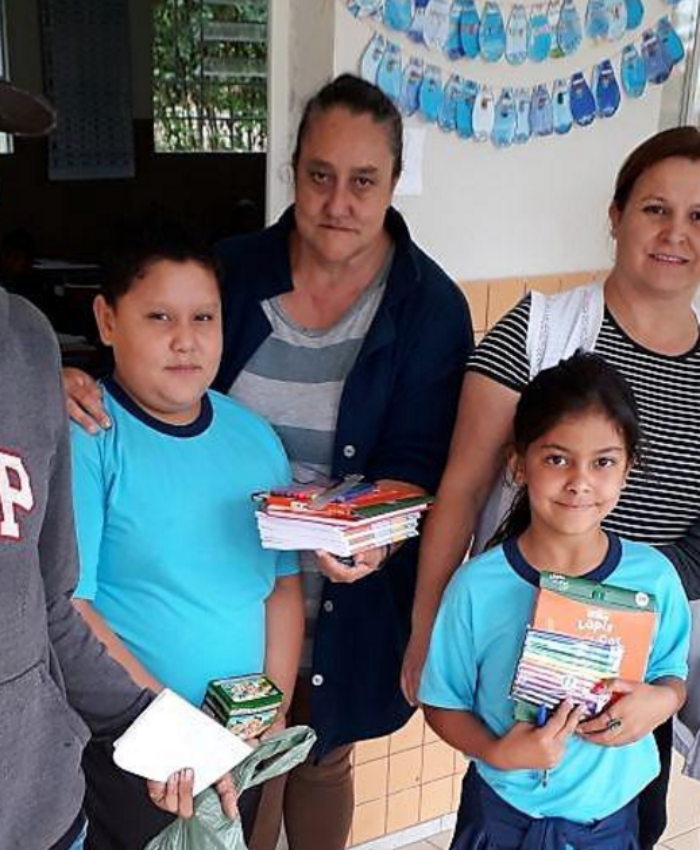 Alunos da rede municipal começam a receber kits de material escolar