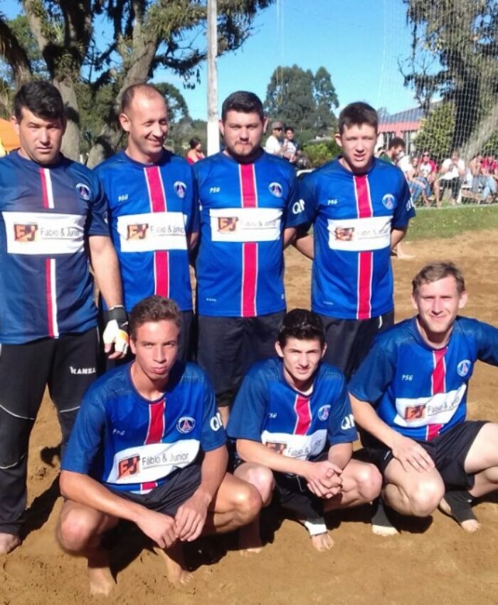 Amigos do Jonko goleiam e assumem liderança no campeonato de futebol de areia