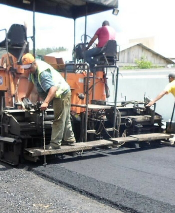 Asfaltamento de rua está sendo finalizado no km 02