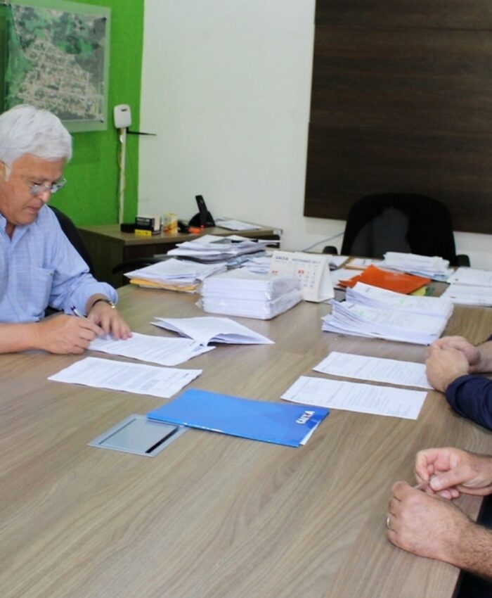 Assinados convênios para o asfaltamento de rua e compra de caminhão