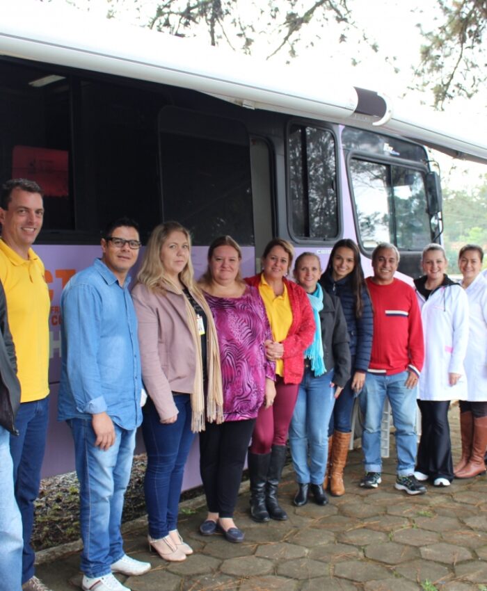 Atendimentos de saúde e palestras educativas marcam passagem do “ônibus lilás” por Três Barras
