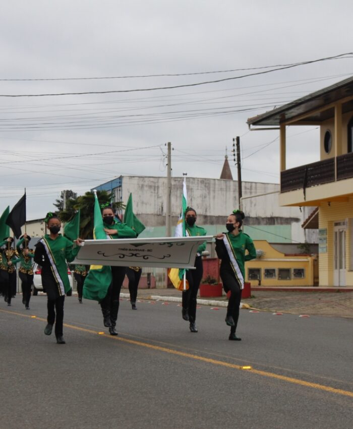 BANDA MARCIAL JOÃO PAULO II REALIZA DESFILE CÍVICO EM TRÊS BARRAS