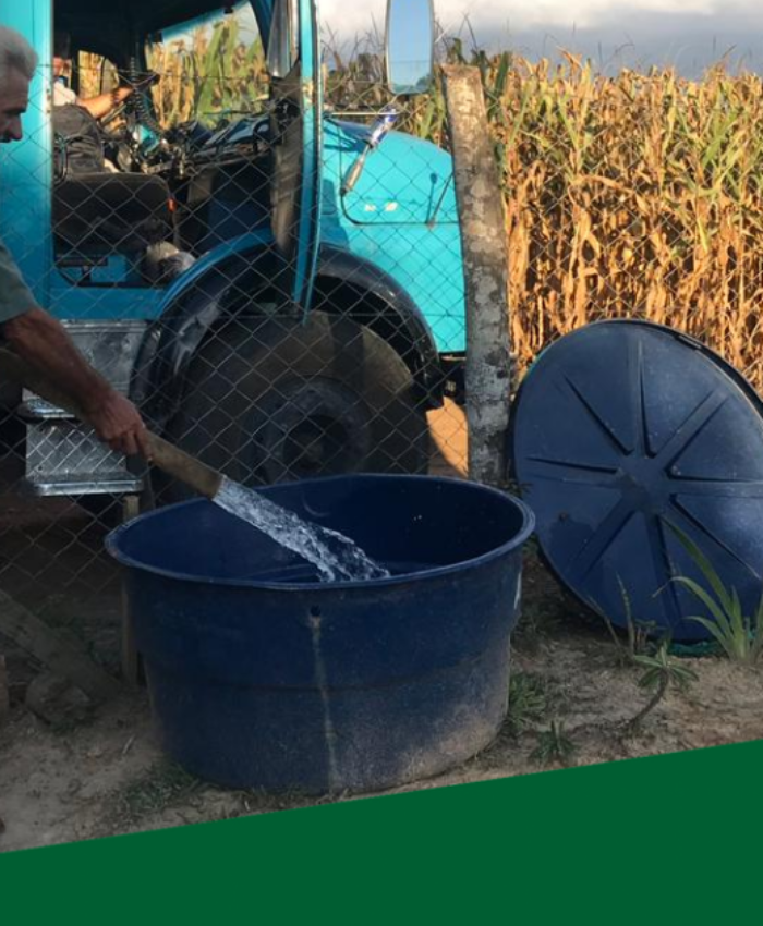 Caminhão pipa tem levado água potável a famílias atingidas pela estiagem no interior de Três Barras