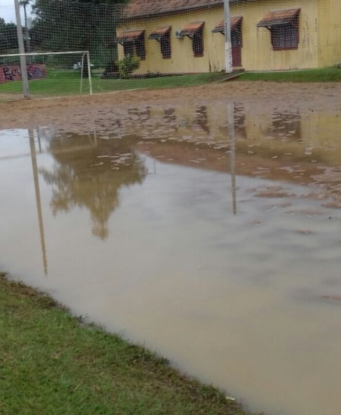 Cancha alagada motiva cancelamento da rodada do municipal de futebol de areia
