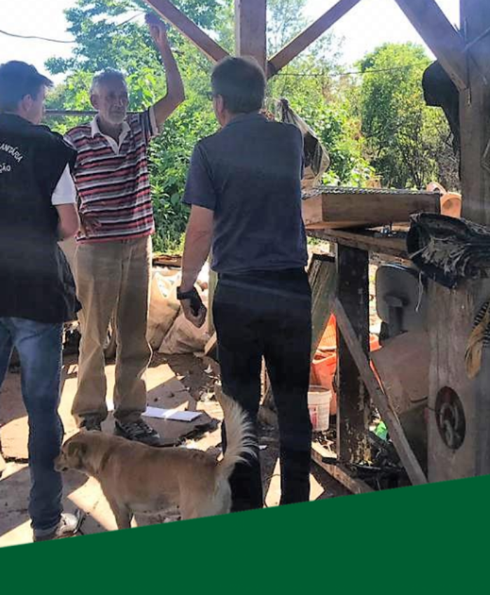 Catadores de recicláveis recebem orientações sobre como armazenar e destinar materiais não utilizados