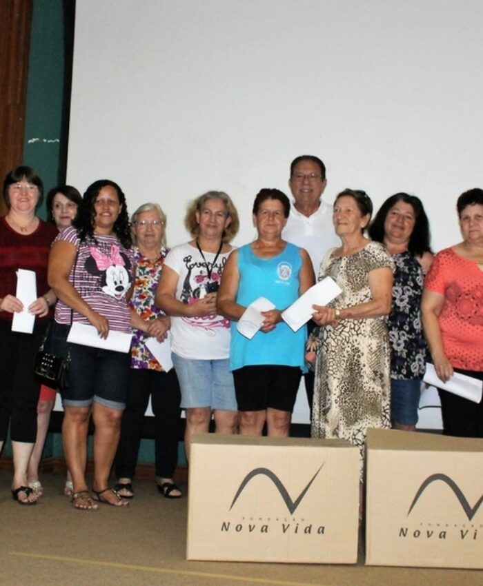 Clubes de mães e grupos da melhor idade recebem kits de artesanato da Fundação Nova Vida