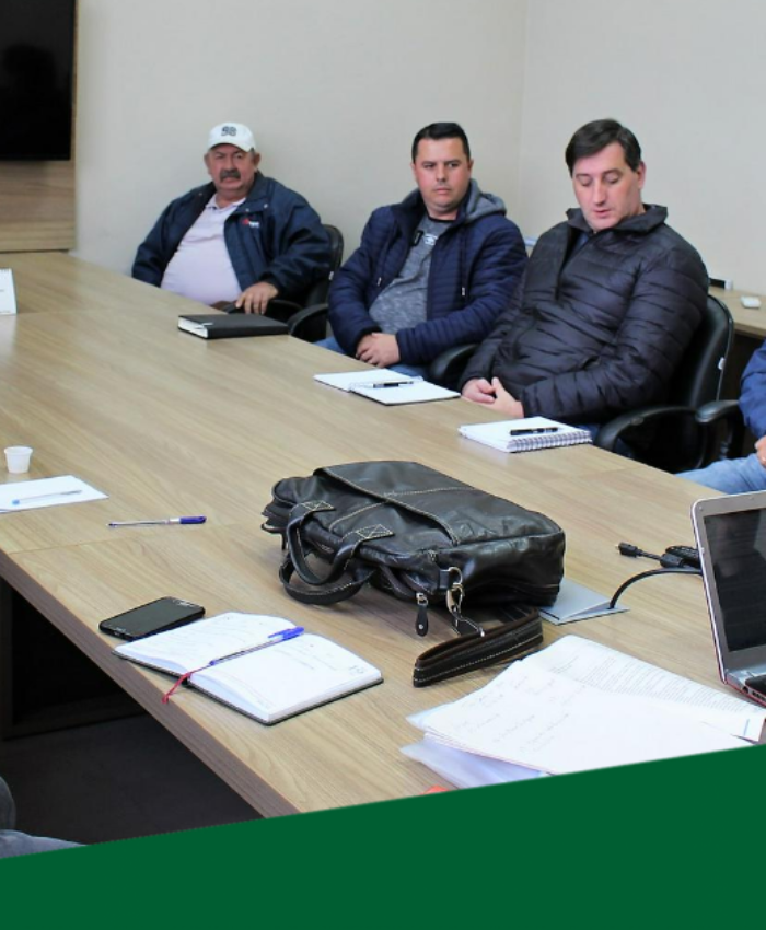 Compras governamentais pautam reunião com produtores rurais do município