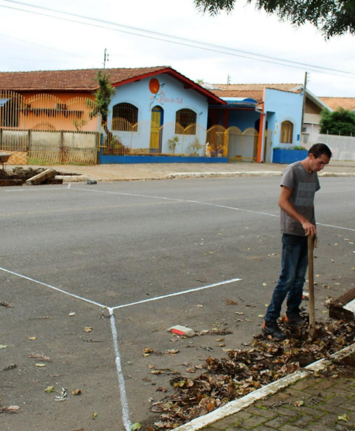 Construção de lombofaixa requer atenção redobrada de motoristas na Avenida Santa Catarina