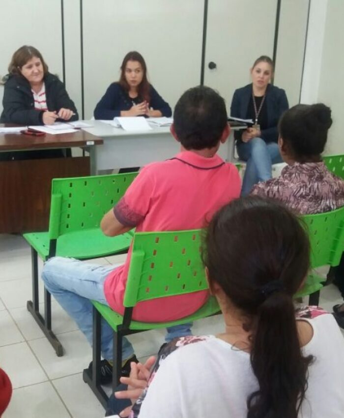 Cras e E.E.B Frei Menandro Kamps reúnem pais de alunos para debater evasão escolar