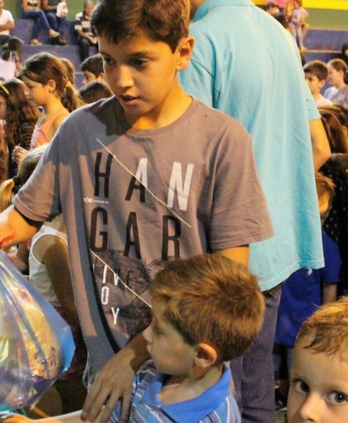 Distribuição de presentes às crianças marca festividade natalina na Campininha