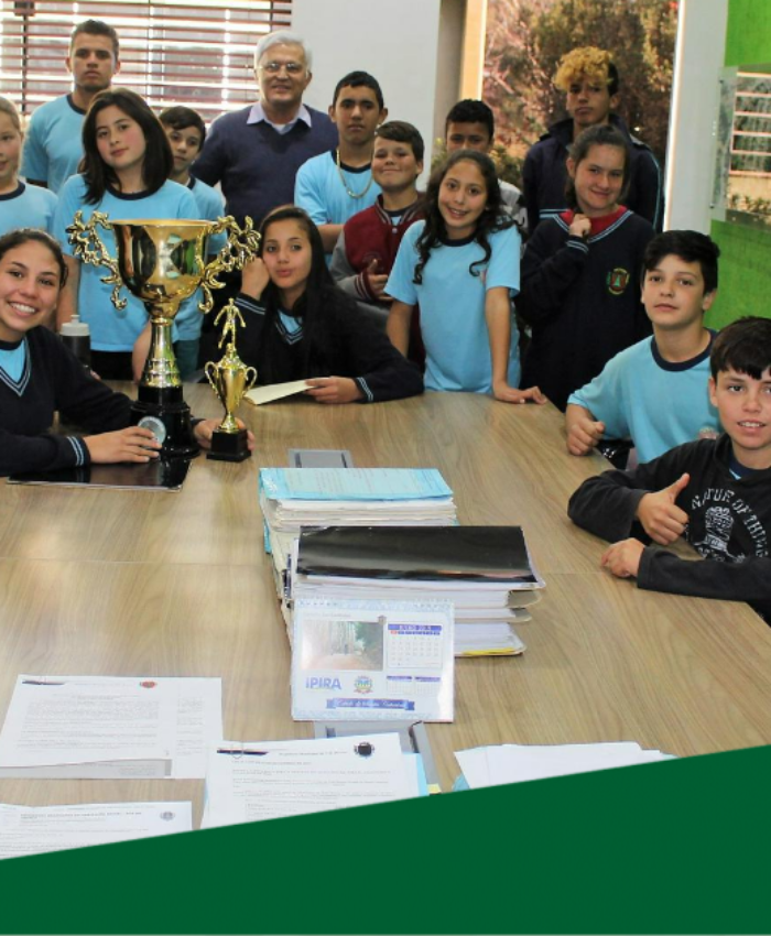 Durante visita de alunos, Shimoguiri confirma sala de informática e cancha com grama sintética para o CAIC