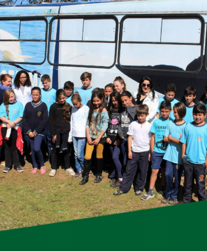 Eco-ônibus visita escolas municipais para promover a consciência ambiental aos estudantes