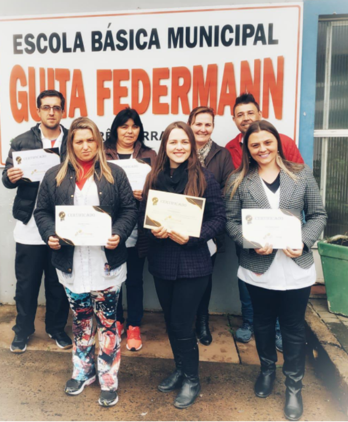 Educadores especiais recebem certificados por conclusão de curso de capacitação