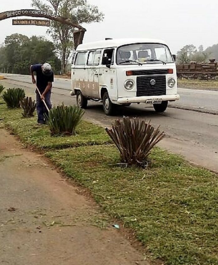 Equipe realiza limpezas em vias públicas do distrito de São Cristóvão