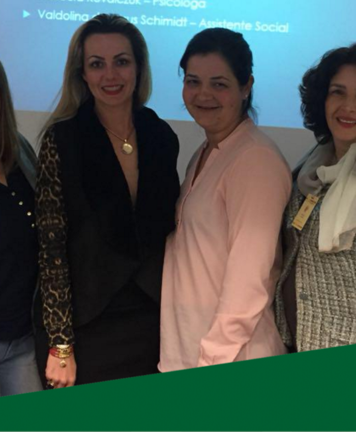 Equipe técnica do Lar São Francisco de Assis ministra palestra durante evento no Fórum da Comarca