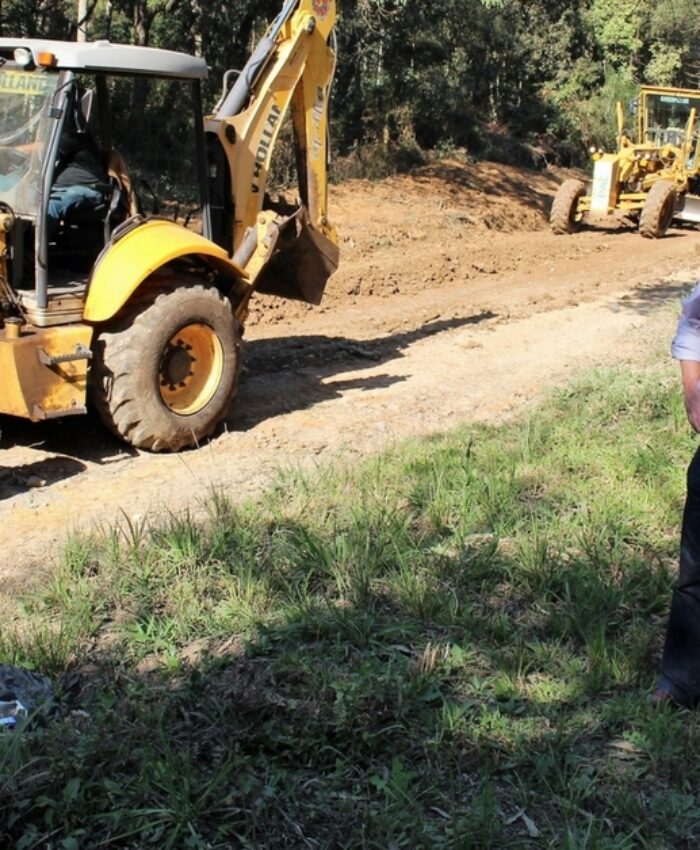 Equipe trabalha na recuperação de estrada na localidade de Barra Grande/Km 06