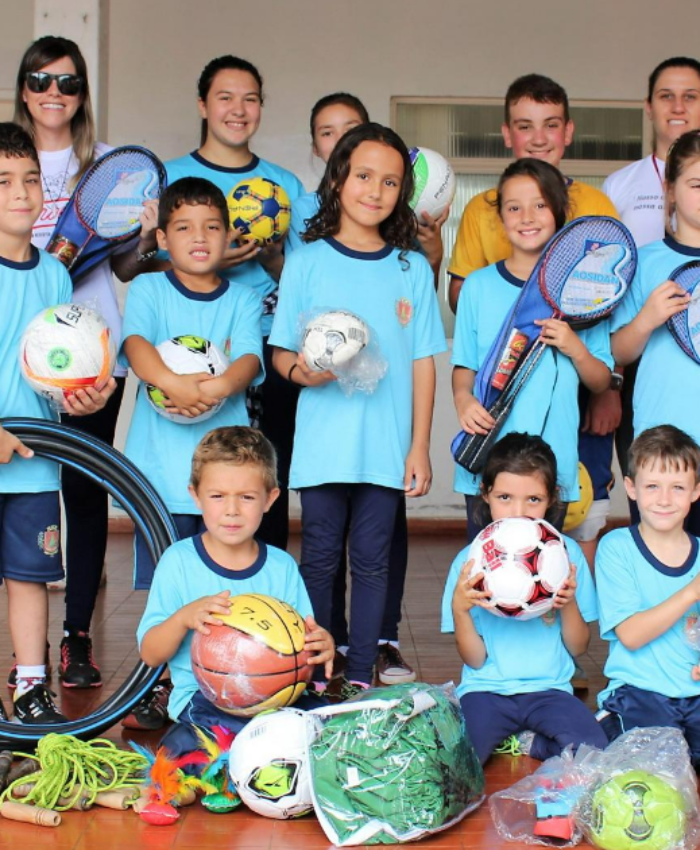 Escolas recebem kits de material esportivo para atividades físicas e recreação