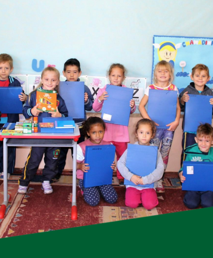 Estudantes da educação infantil começam a receber kits de material escolar