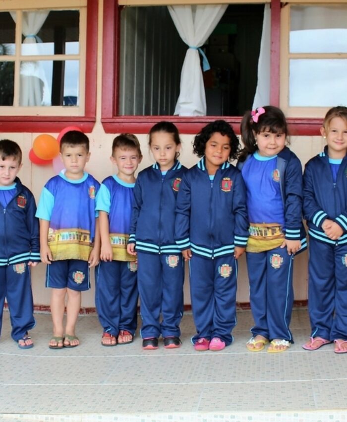 Estudantes da rede municipal recebem novos uniformes escolares