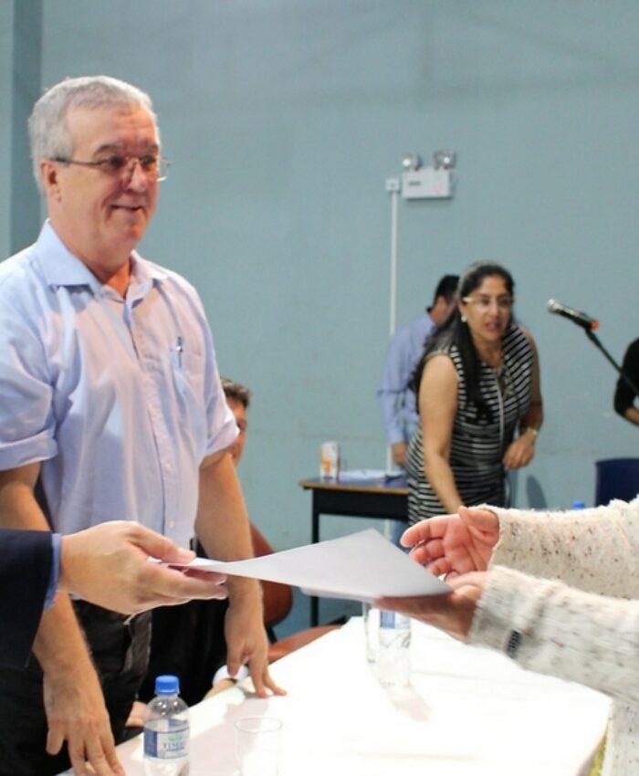 Famílias recebem títulos de propriedade de imóveis pelo Lar Legal