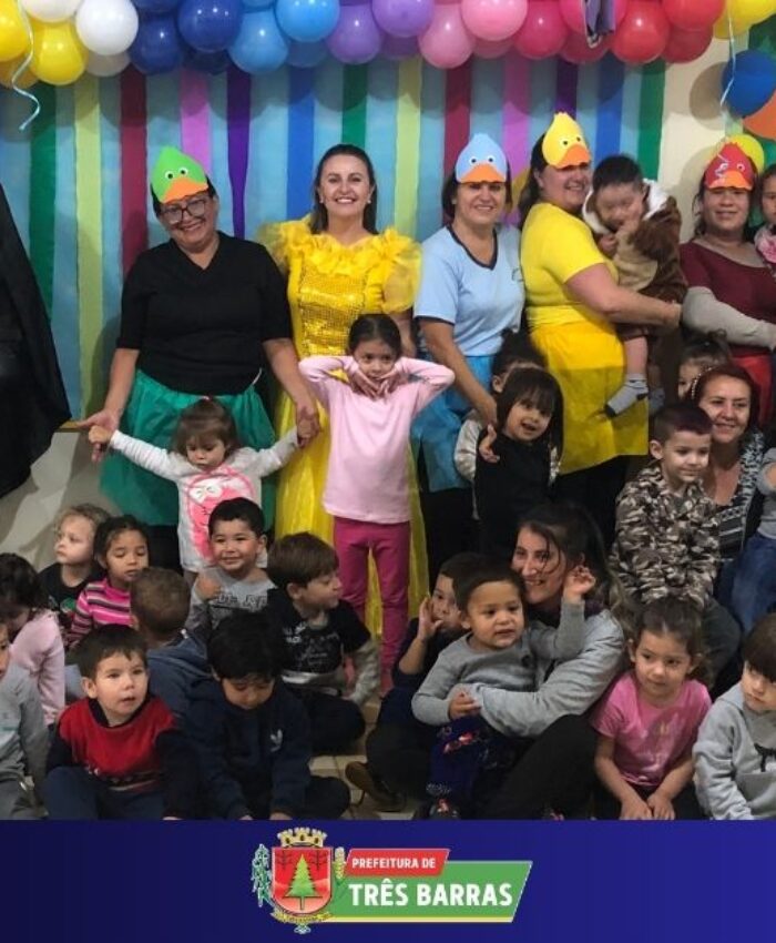 Batman e Bela fazem a alegria das crianças nos CMEIS de Três Barras
