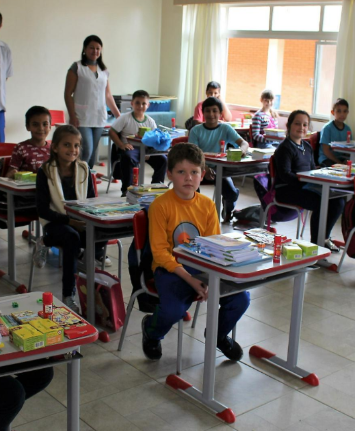 Kits de material escolar começam a ser entregues aos alunos do ensino fundamental