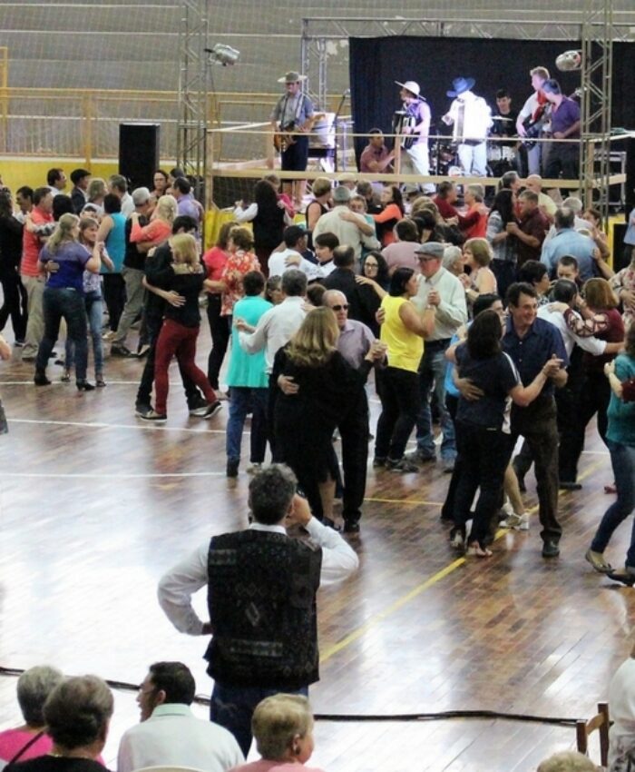 Mais de 600 pessoas participam do baile regional da melhor idade