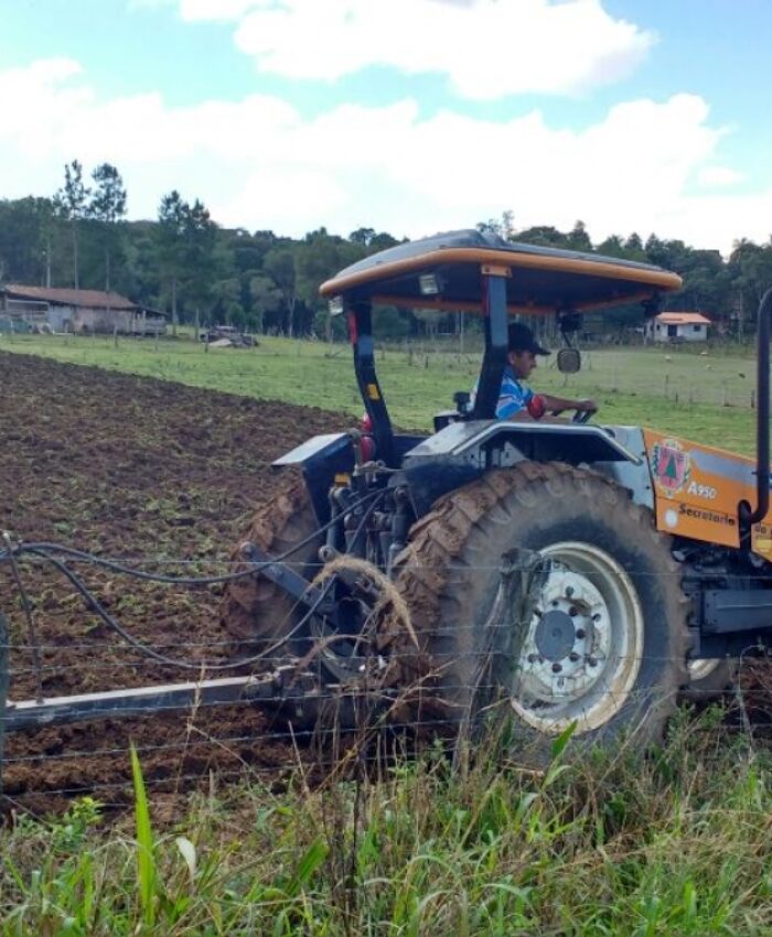 Maquinário da Agricultura tem auxiliado em serviços na cidade e no interior