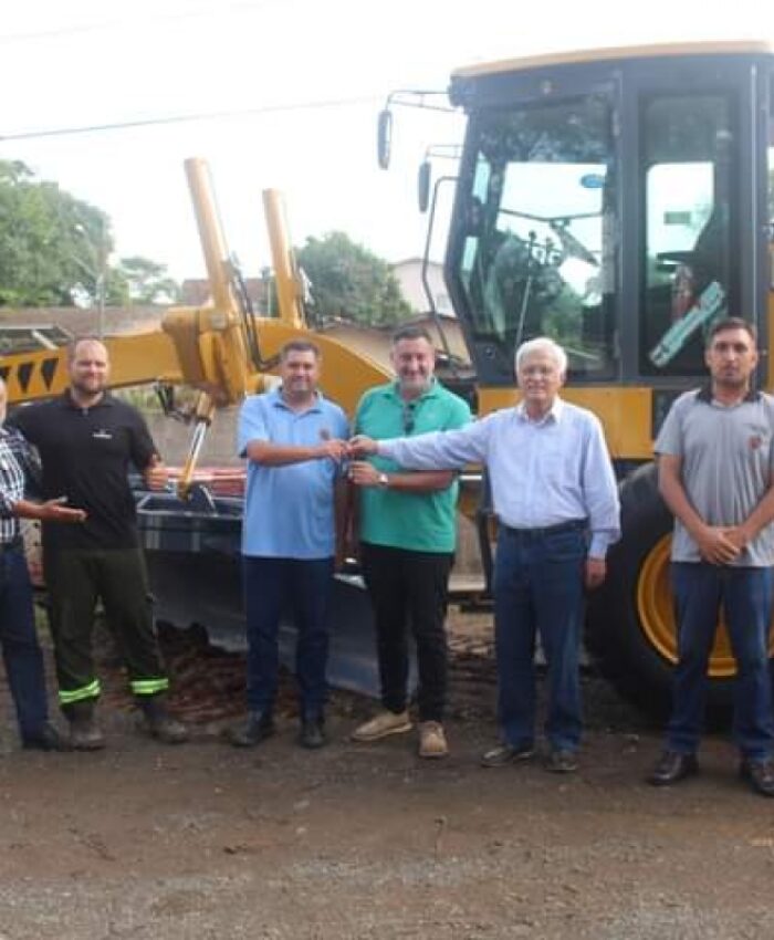 MUNICÍPIO DE TRÊS BARRAS RECEBE NOVA MOTONIVELADORA