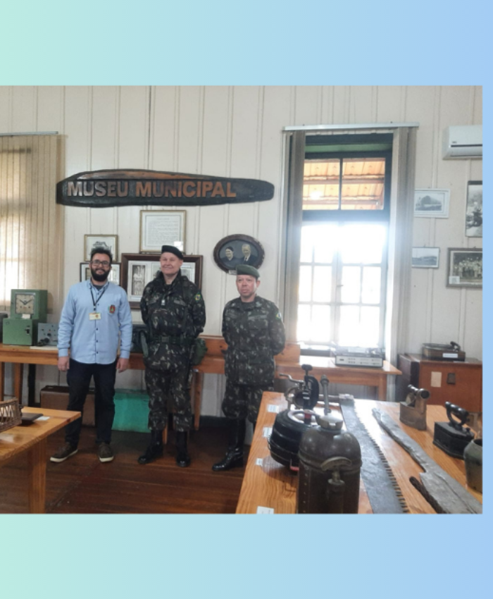 Museu de Três Barras recebe a visita do comandante da 5ª Região Militar do Exército Brasileiro