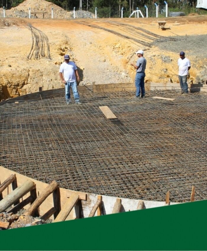 Na ETA: construção de base para reservatório de água está em andamento