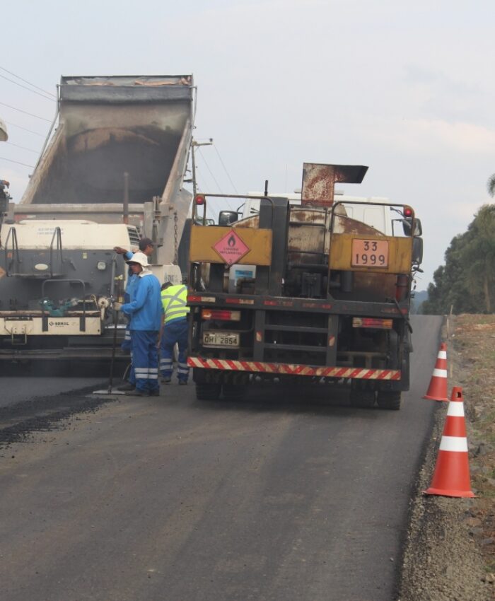 OBRAS: FOI INICIADA A PAVIMENTAÇÃO ASFÁLTICA DE MAIS DOIS TRECHOS DA ESTRADA TRANSFALCÔNICA EM TRÊS BARRAS