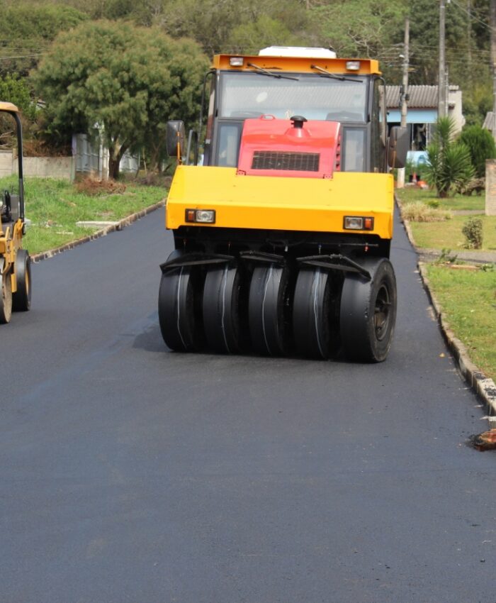 OBRAS: MAIS DUAS RUAS SÃO ASFALTADAS E ENTREGUES À POPULAÇÃO DO BAIRRO JOÃO PAULO II EM TRÊS BARRAS