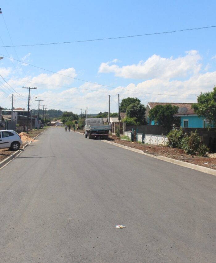 OBRAS: RUAS DO BAIRRO JOÃO PAULO II E DISTRITO DE SÃO CRISTÓVÃO RECEBEM PAVIMENTAÇÃO ASFÁLTICA, EM TRÊS BARRAS