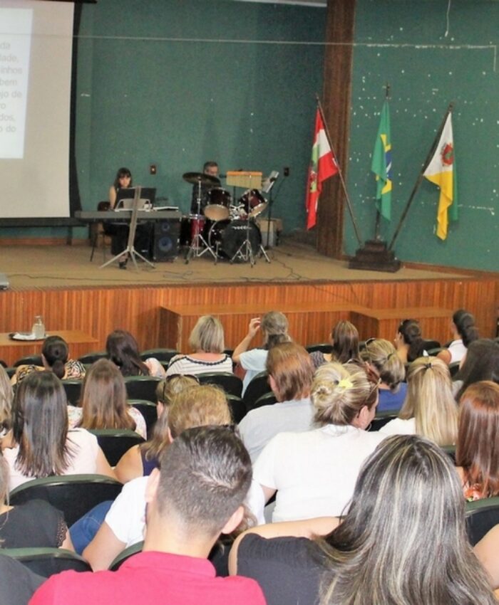 Palestra motivacional reúne profissionais da rede municipal de ensino