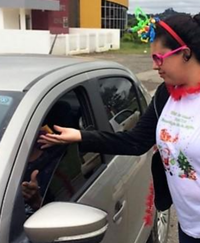 “Pedágio de Carnaval” distribui panfletos sobre DST e preservativos