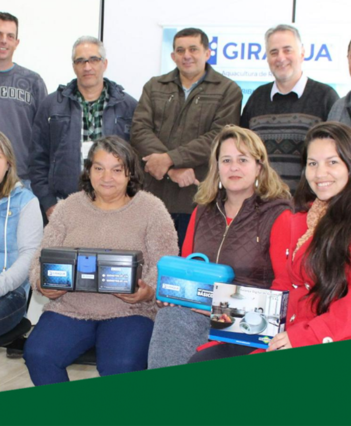 Piscicultores recebem kit que permite o controle da qualidade da água em tanques e viveiros