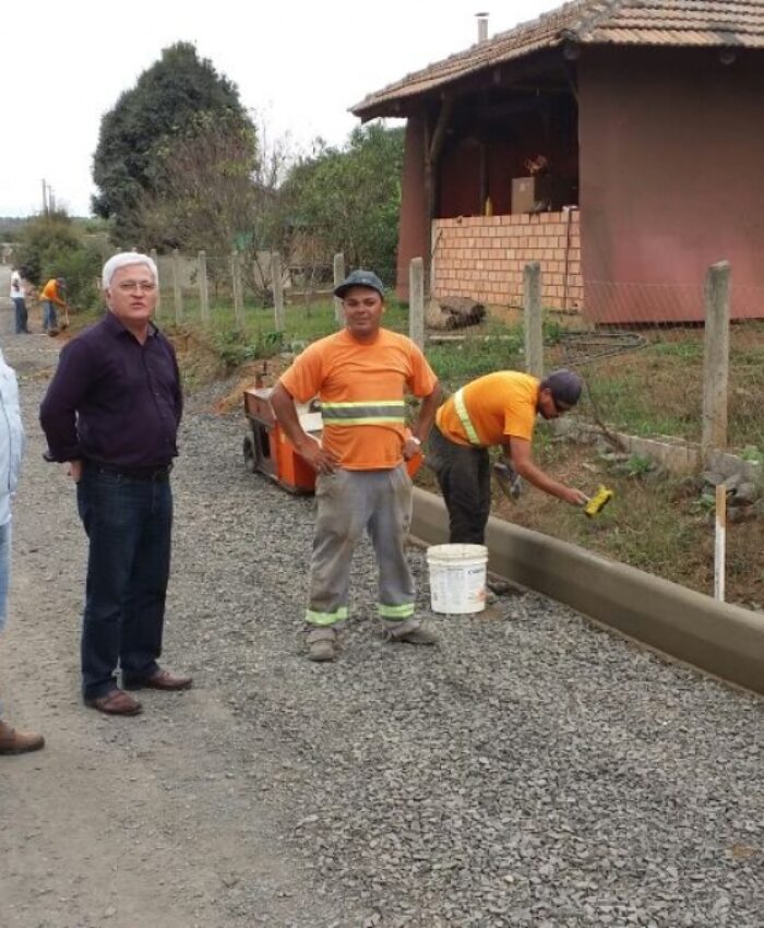 Prefeito acompanha obras de pavimentação em ruas do Km 02