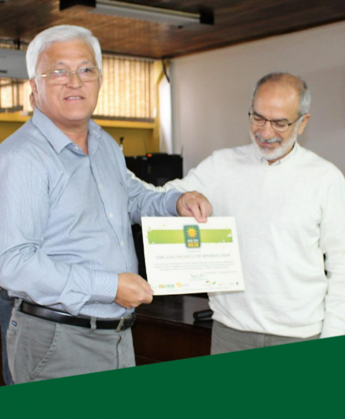 Prefeito recebe comenda por instalação de sistema de conversão de energia solar no Caic
