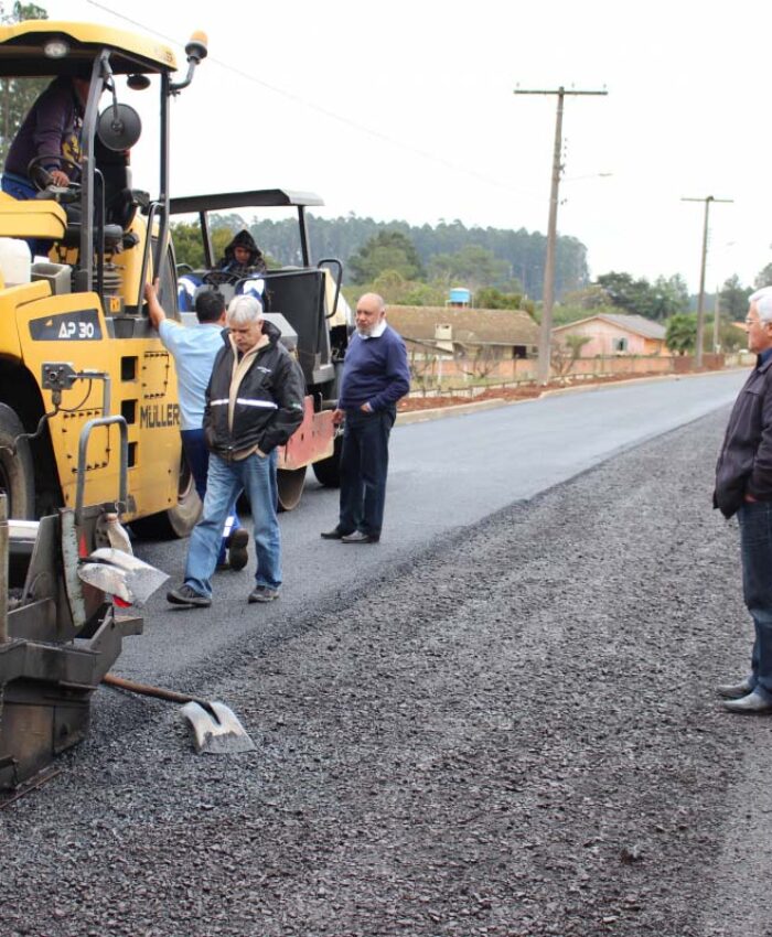 Prefeito vistoria obras e serviços em andamento nas ruas da cidade de Três Barras