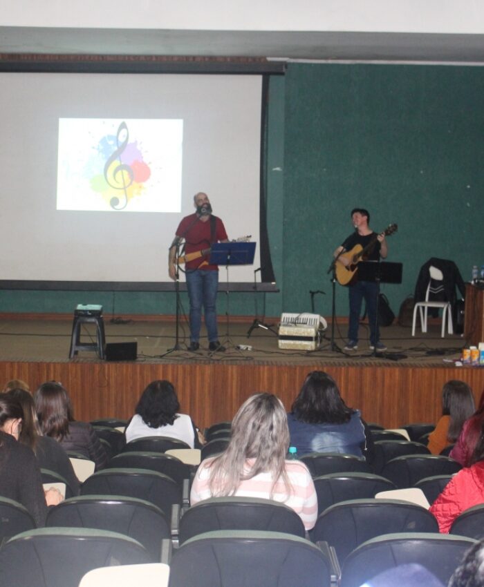 PROFESSORES PARTICIPAM DE PALESTRAS ALUSIVAS AO DIA DO PROFESSOR EM TRÊS BARRAS
