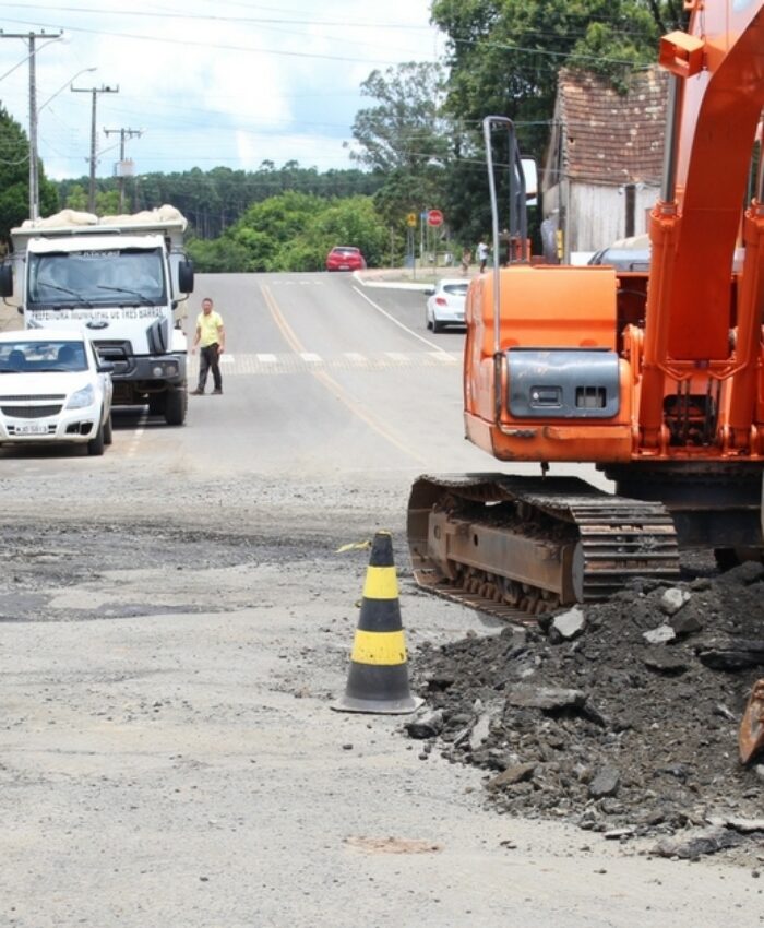 ‘Resto de asfalto’ é retirado e compactado para garantir fluidez em entroncamento do centro