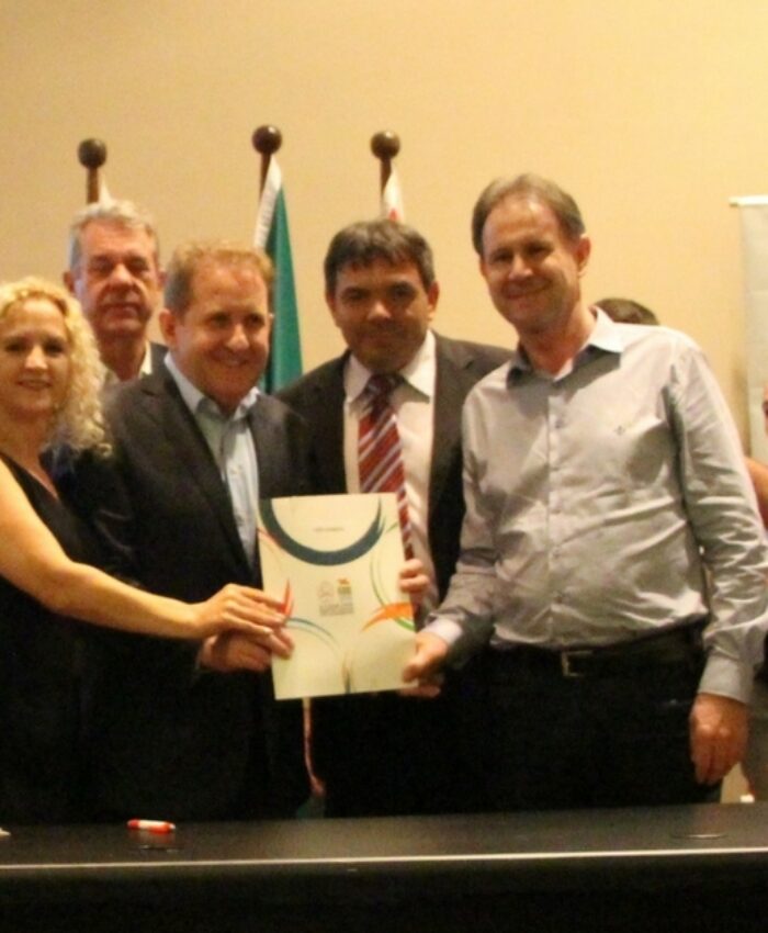 Secretária de Assistência Social assina contrato para construção de novo Cras