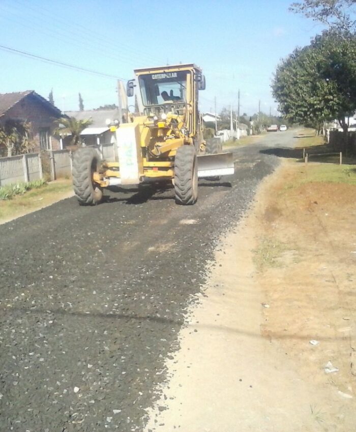 Serviços de recuperação prosseguem em ruas do bairro João Paulo II