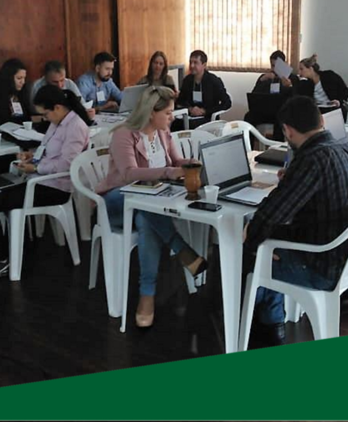 Servidores são treinados para operar sistema que gerencia projetos em execução pelo município