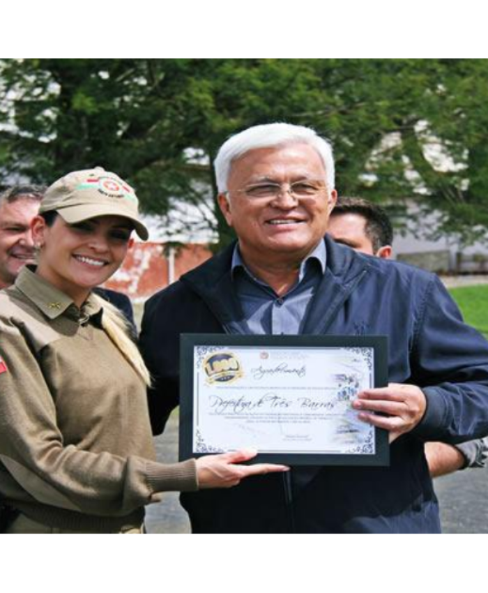 Shimoguiri recebe placa em forma de agradecimento ao apoio da Prefeitura às ações da PM