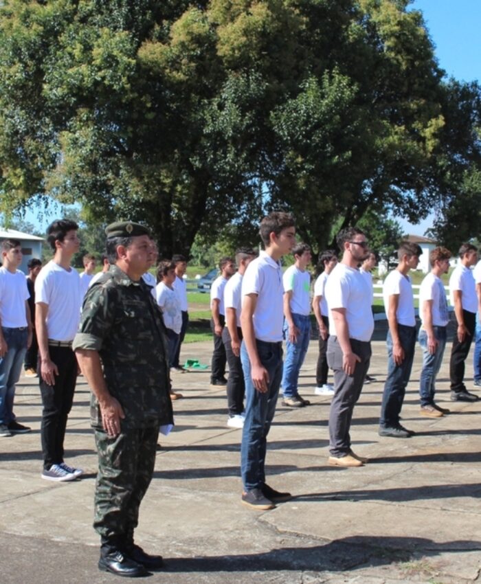 Solenidade marca a dispensa de jovens do serviço militar em Três Barras