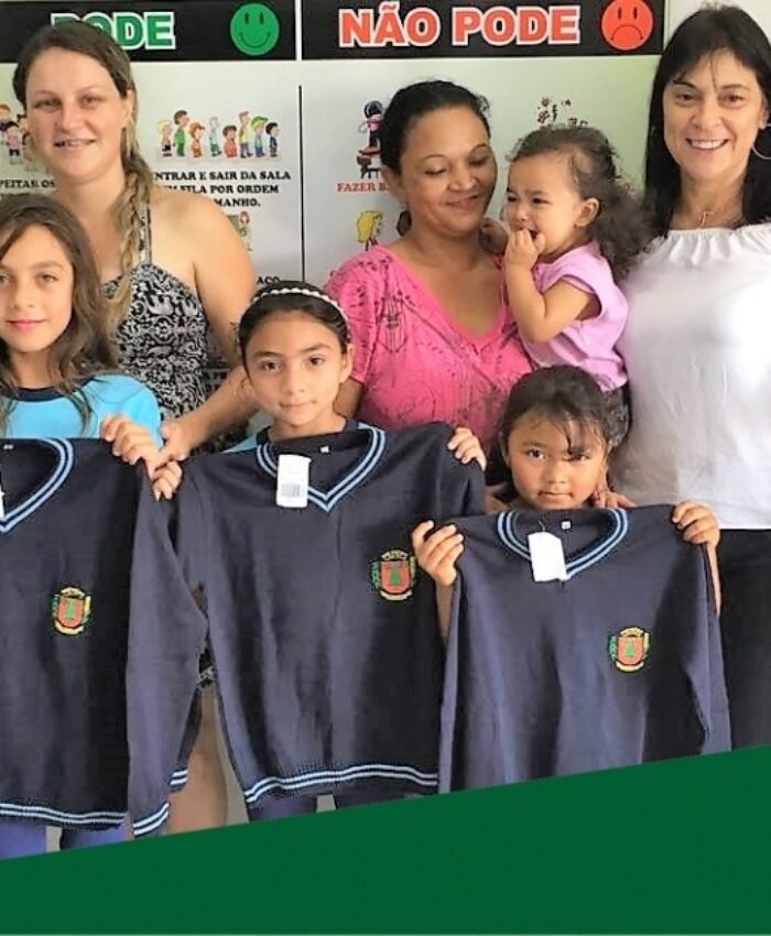 Suéteres de lã começam a ser entregues aos alunos da rede municipal de ensino